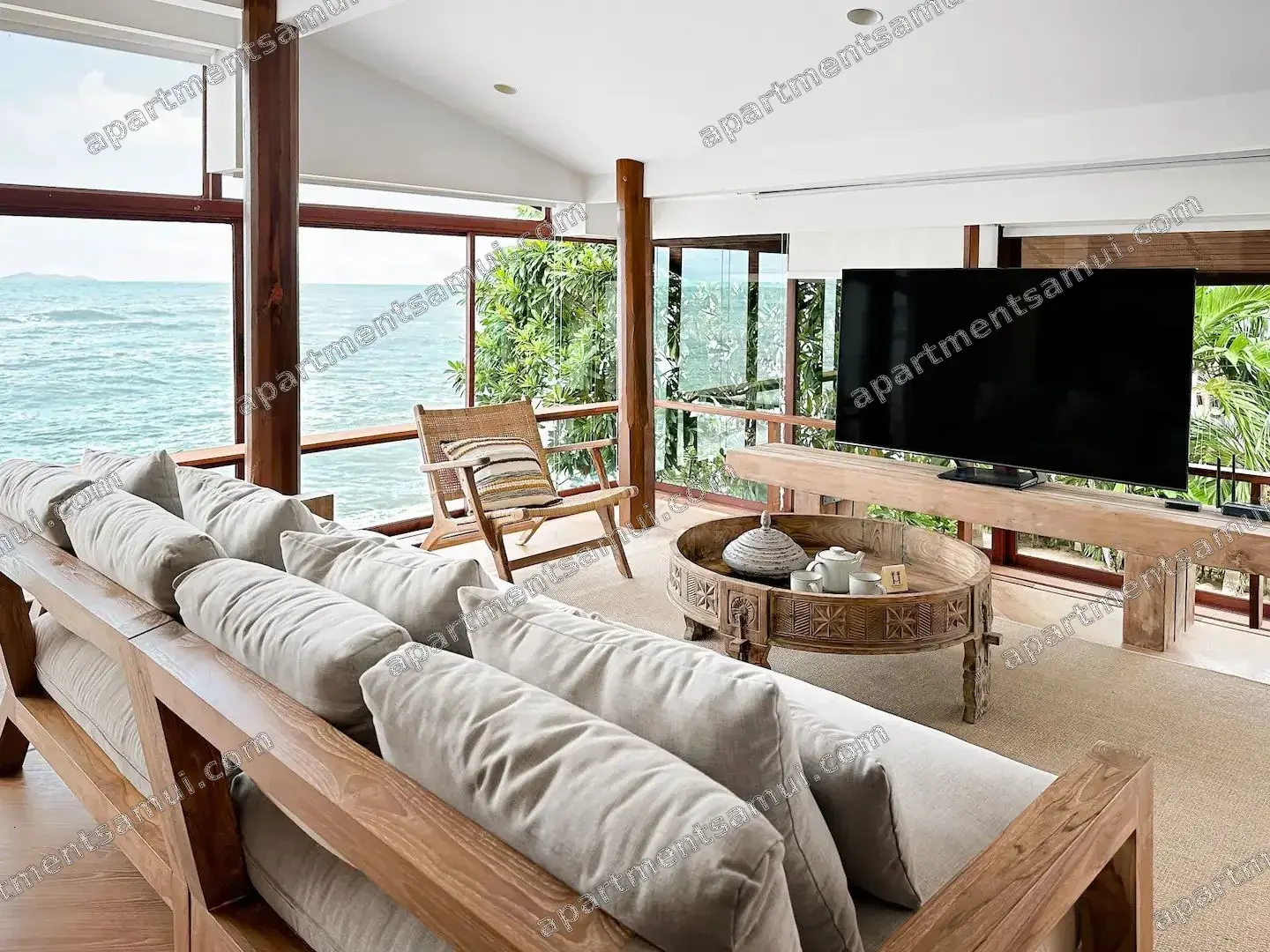 Стильный beachfront-дом с видом на залив